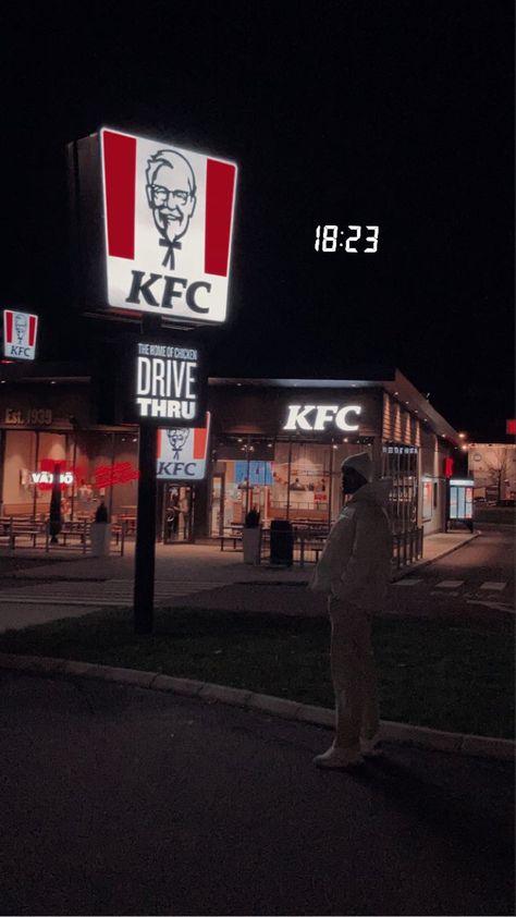 Kfc Aesthetic Food Night, Kfc Instagram Story, Kfc Aesthetic Food, Kfc Drive Thru, Kfc Snapchat Story, Fastfood Aesthetic, Kfc Breakfast, Kfc Aesthetic, Teenage Lifestyle