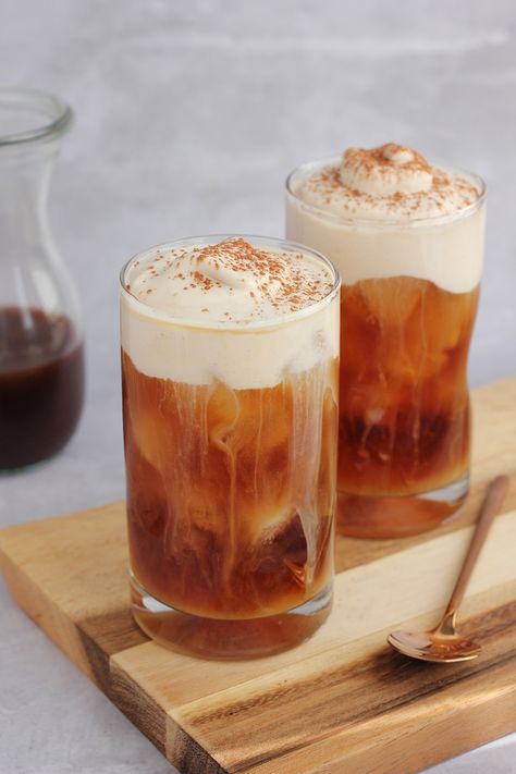 Get ready to fall in LOVE with this Irish Cream Cold Brew recipe. Dare I say, better than Starbuck's and can be made year-round. The perfect blend of coffee, Irish cream syrup and whipped foam topping. Irish Cream Cold Brew Starbucks, Irish Cream Syrup, Irish Cream Cold Brew, Sweets Photography, Coffee Recipe Healthy, Irish Cream Coffee, Coffee Pairing, Cream Cold Brew, Cold Brew Recipe