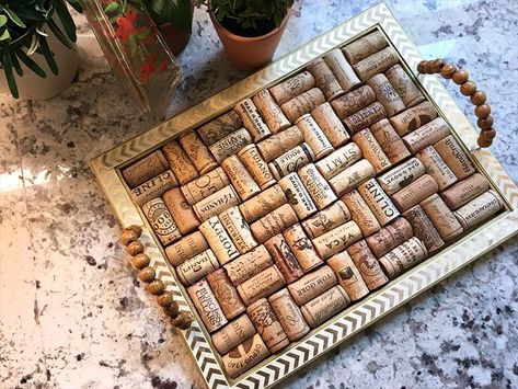 Wine Cork Tray Ideas, Cork Tray Diy, Wine Cork Tray Diy, Wine Cork Charcuterie Board, Wine Cork Tray, Wine Cork Trivet Diy, Wine Cork Projects Wall Art, Cork Trivet Diy, Wine Cork Table