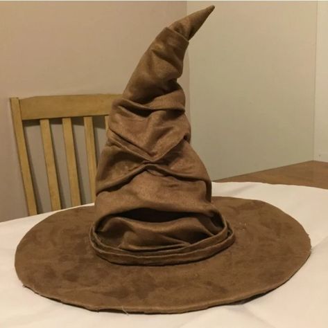 Diy Sorting Hat, Harry Potter Themed Party, Hery Potter, Harry Potter Hat, Harry Potter Christmas Decorations, Harry Potter Props, Stile Harry Potter, Harry Potter Sorting, Harry Potter Christmas Tree