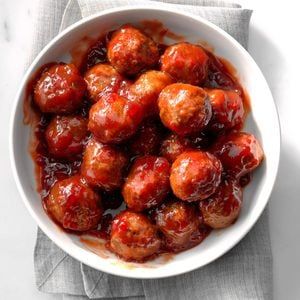 Holiday Snacks Appetizers, Christmas Meatballs, Cranberry Sauce Meatballs, Bourbon Meatballs, Frozen Meatball Recipes, Cranberry Meatballs, Thanksgiving Appetizers Easy, Glazed Meatballs, Frozen Meatballs