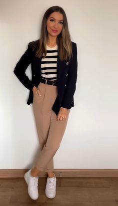 Beige Office Outfit, Beige Work Pants Outfit, Outfit Pantalon Beige Mujer, Semiformal Outfit Mujer, Outfit Pantalon Beige, Smart Casual Spring, Casual Chic Outfits, Casual Work Outfits Women, Smart Casual Work Outfit