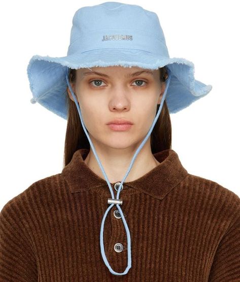 Jacquemus Chapeau bob 'le bob artichaut' - le papier Chapeau bob bleu en sergé de coton. Ferrure à logo à l'avant. Frange au rebord · Mentonnière réglable à barillet · Doublure en toile de coton · Ferrures argentées Cet article fait partie de la collection Le papier. Couleur du fournisseur: Blue. Blue Bucket Hat, Blue Logo, Online Shopping Clothes, Cotton Weaving, Cotton Twill, Caps Hats, Bucket Hat, Fashion Clothing, Life Quotes