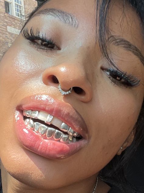 Grill For Gap Teeth, Grillz Aesthetic, Open Face Grillz, Body Jewerly, Silver Grillz, Pretty Teeth, Grillz Teeth, Teeth Caps, Xoxo Jewelry