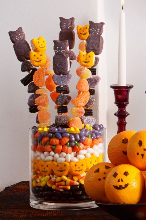 Candy Kebab, Candy Skewers, Halloween Food Snacks, Halloween Themed Snacks, Easy Halloween Party Food, Easy Halloween Snacks, Halloween Party Food, Halloween Food Appetizers, Snacks Candy