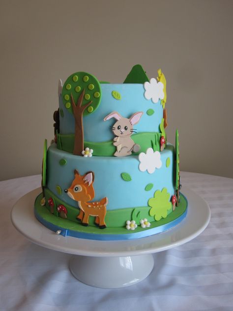 Forest animal cake Forest Cake Birthday, Brianna Animal, Forest Theme Cake, Forest Animal Cake, Forest Theme Cakes, Cake Forest, Woodland Cakes, Cake Animals, Woodland Birthday Cake