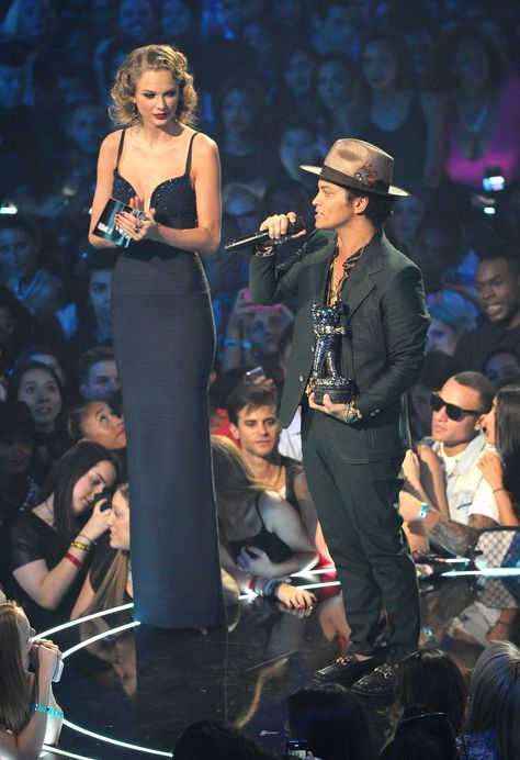 Bruno Mars Taylor Swift, Tall Girl Problems, People Problems, Tall People, Flirting Tips For Girls, Girl Problems, Big And Tall Outfits, Tall Girl, Taylor Swift Pictures