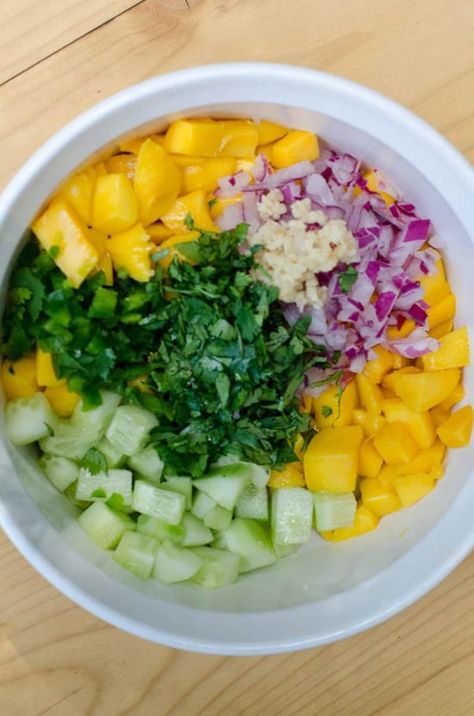 Cucumber Salsa Recipe, Cucumber Salsa, Mango Salsa Recipes, Food Meals, Cucumber Recipes Salad, Cucumber Recipes, Raw Vegan Recipes, Juice Bar, Easy Appetizer Recipes