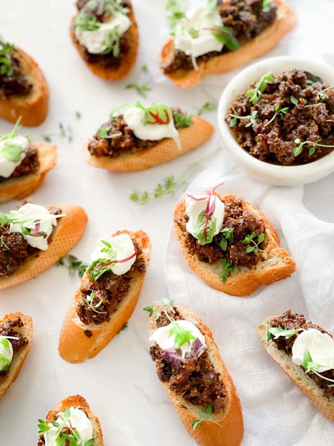 Petite Food, Tapenade Appetizer, Vegetarian Canapes, Black Olive Tapenade, Easy Canapes, Crostini Appetizers, Progressive Dinner, Olive Tapenade, Toasted Bread