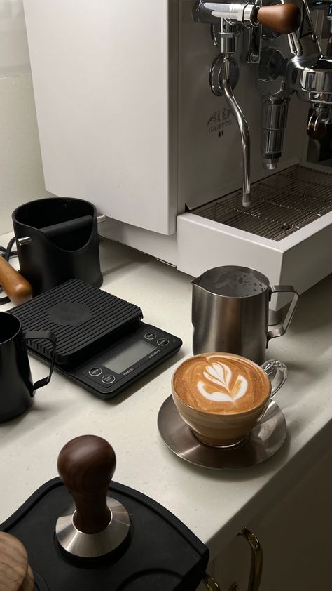 Coffee Station Aesthetic, Barista Aesthetic, Coffee Vibe, Stories Wallpaper, Aesthetic Instagram Stories, Cosy Cafe, Cafe Counter, Coffee Aesthetics, Wallpaper Aesthetics