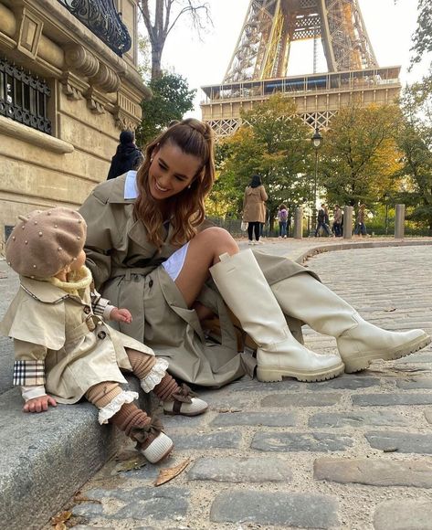 La Parisienne Stylée on Instagram: “Mom and Daughter Goals ✨💞 @haris_alajda” Mom And Daughter Goals, Rich Mom Aesthetic, Rich Mom, Mom Aesthetic, Instagram Mom, Aesthetic 2024, Mom And Daughter, Paris, Instagram Photo