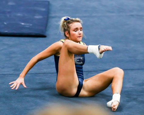 IMG_8673 | 2017 Women's College Gymnastics | Knox Triathlon Dude | Flickr College Gymnastics, Triathlon Women, Trendy Workout Outfits, Hot Yoga Poses, Women's Diving, Cheerleading Pictures, Gymnastics Poses, Gymnastics Photos, Gymnastics Photography