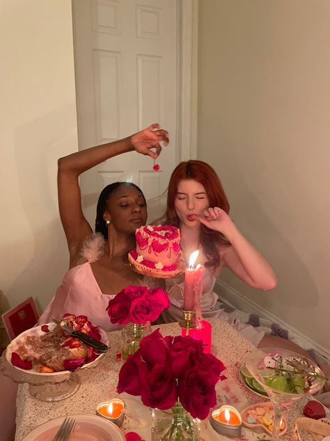 Bestie Valentines Day Photoshoot, Aesthetic Photos With Friends, Photoshoot Ideas With Friends, Heart Cake Aesthetic, Aesthetic Galentines, Bsf Poses, Dinner Photoshoot, Valentines Pics, Birthday Party With Friends