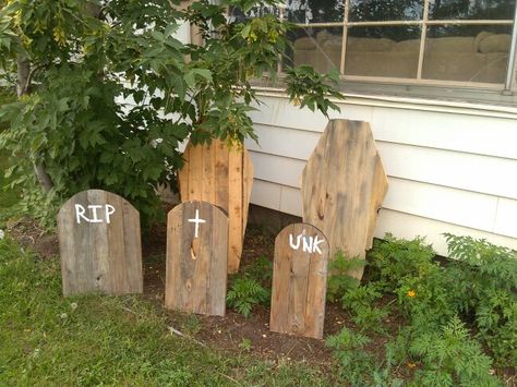 Pallet wood Halloween caskets and tombstones by CJ's custom anything Halloween Pallet Projects, Pallet Halloween Decorations, Halloween Pallet, Wood Halloween Decorations, Pallet Halloween, Pallet Pumpkin, Wood Halloween, Midtown Nyc, Halloween Decoration Ideas