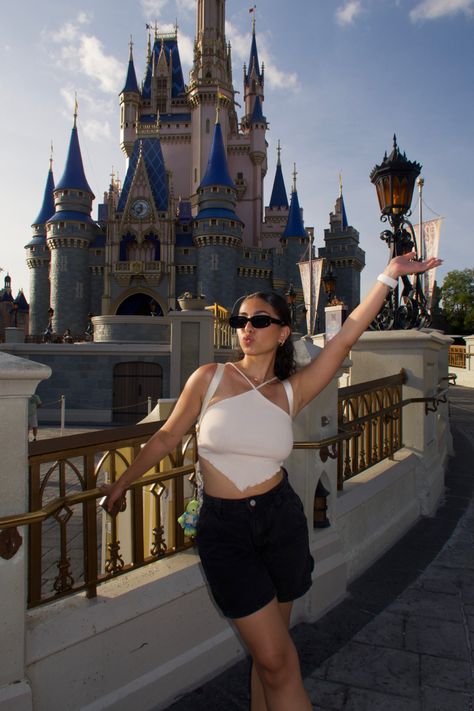 Disney Poses Ideas Magic Kingdom, Posing For Disney Pictures, Disney World Castle Pictures, Disney World Lockscreen, Disney Magic Kingdom Photo Ideas, Magic Kingdom Poses, Magic Kingdom Instagram Pictures, Magic Kingdom Picture Ideas, Disney Magic Kingdom Pictures