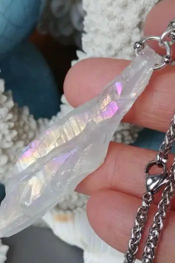 Angel Aura Quartz Necklaces, Jewelry Making Ideas, Gift Ideas Jewelry, Diy Jewelry Making Tutorials, Handmade Gift Ideas, Aura Quartz Crystal, Beaded Leather Wraps, White Angel, Angel Aura Quartz