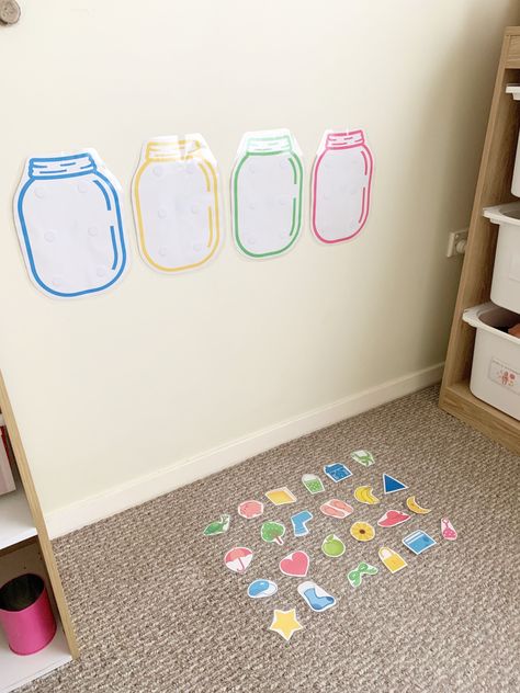 Hands on activity for toddlers to match coloured objects with the same coloured jar. Includes: * 11 laminated coloured paper jars with velcro * 66 coloured paper objects with velcro  You can use Blu-Tack to put printed jars on the wall, or use on a table or the floor. Preschool Activity Board, Age 2-3 Learning Activities, Activities For Childcare, Wall Activities, Matching Color Activities, Color Party Activities, Learning Toddler Activities, Fun Activities For Toddlers In Daycare, Prekindy Activities