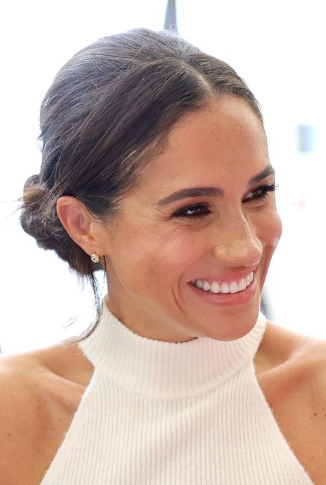 Meghan Markle Hair, Low Messy Bun, Low Updo, Princess Meghan, Meghan Markle Style, Keynote Speaker, Slick Hairstyles, Royal Engagement, Low Ponytail