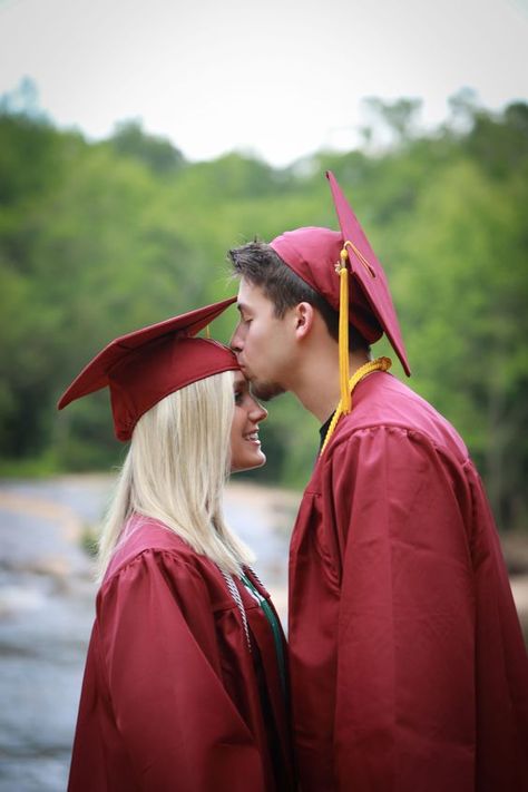 Senior Pics Boys, Grad Photos Couple, Fall Senior Pics, Senior Pics Ideas, Graduation Couple, Couple Graduation Pictures, Couple Senior Pictures, Pics Poses, Cap And Gown Pictures