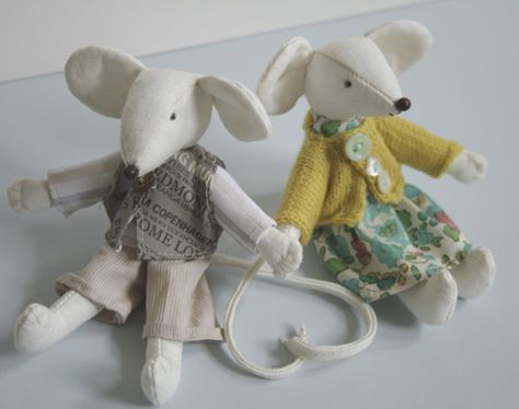 Free mouse pattern and clothes via Mollie Makes Magazine Stuffed Mice, Rabbit Patterns, Stuffed Mouse, Mouse Pattern, Mollie Makes, Soft Toy Patterns, Sewing Stuffed Animals, Fabric Toys, The Button