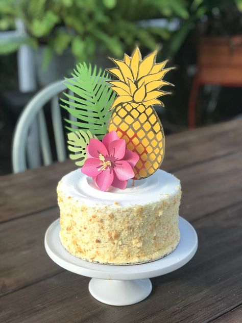 Pineapple Cake Topper, Luau Party Food, Tropical Cake, Tropical Birthday Party, Pineapple Birthday, Hawaiian Party Decorations, Luau Birthday Party, Hawaiian Birthday Party, Hawaiian Birthday