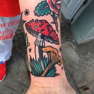 Tattoo Mushroom, Mushroom Tattoo, Traditional Tattoo Flowers, Traditional Sleeve, Mushroom Tattoos, Traditional Tattoo Sleeve, Sweet Tattoos, Weird Tattoos, Traditional Tattoo Flash