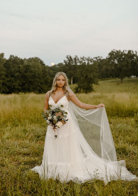 Bridal Photography, Field Shoot, Bridal Poses, Wedding Photogrphy, Wedding Dress, Photoshoot poses. Hannah Decossas Photography Bridal Photoshoot Ideas Outdoors, Field Bridal Portraits, Plus Size Bridal Poses, Open Field Wedding Photography, Wedding Field Photography, Outdoor Bridal Photos, Bridal Session Poses, Western Bridal Portraits, Outdoor Wedding Poses