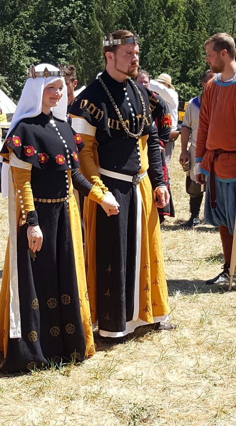 Real Medieval Clothing, Accurate Medieval Clothing, Medieval Europe Clothing, Late Medieval Clothing, Cotehardie 14th Century, Medieval Noble Clothing, Early Medieval Clothing, 11th Century Clothing, Medieval Menswear