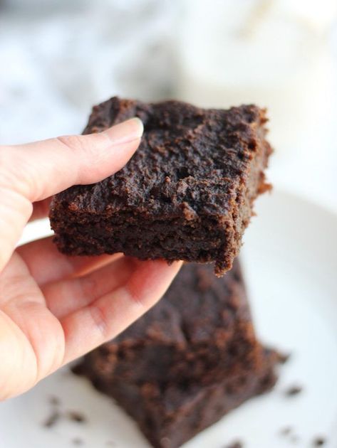 AIP Carob Banana Brownies (Paleo) - decadent yet healthy carob brownies are easy to make and will curb your chocolate cravings! | fedandfulfilled.com Aip Cake, Carob Recipes, Aip Cookies, Chocolate Zucchini Brownies, Aip Diet Recipes, Autoimmune Recipes, Autoimmune Paleo Recipes, Banana Brownies, Zucchini Brownies