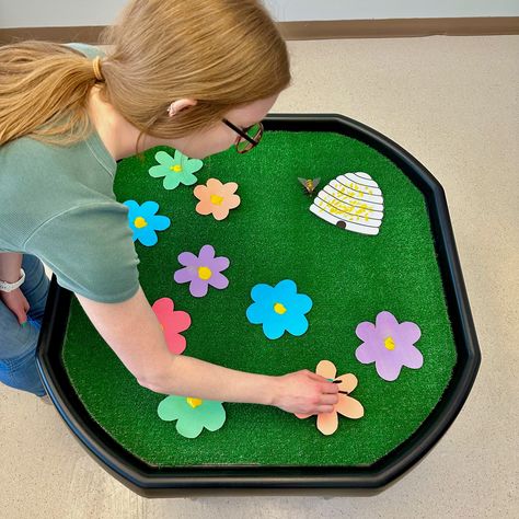 Let's Collect Pollen for the Bee Hive 🌻🐝 This is such a fun and easy way to investigate how bees transfer pollen from flowers to their hive! Pollinators are such an important part of our natural environments and learning how they contribute to our ecosystem and how we can encourage them is SO important 🌱 As pollinators, bees play a part in every aspect of the ecosystem. 👏🏻 They support the growth of trees, flowers, and other plants, which serve as food and shelter for creatures large and s... Paper Bee Hive, Paint And Pour, Small Bees, Tuff Tray, The Bee, Ecosystem, Natural Environment, Bee Hive, Bee