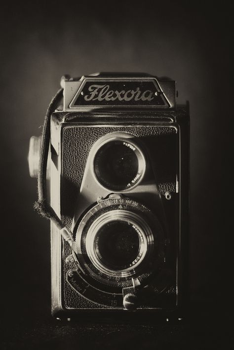 another old camera Old Fashion Camera, Old Fashioned Camera, Vintage Camera Decor, Vintage Cameras Photography, Camera Decor, Old Cameras, Old Camera, Old Fashion, Vintage Cameras