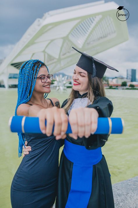 Graduation Pic Ideas, Graduation Photo Booth, Anniversaire Diy, Graduation Photography Poses, Graduation Poses, Graduation Picture Poses, Grad Photoshoot, Graduation Photography, Grad Pics