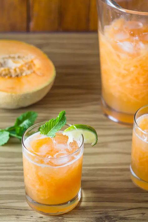 Melon Drink (Cantaloupe Drink) - Salu Salo Recipes Muskmelon Juice, Cantaloupe Drink, Melon Drink, Alcoholic Summer Drinks, Melon Lemonade, Popular Summer Drinks, Melon Recipes, Infused Waters, Tea Lemonade