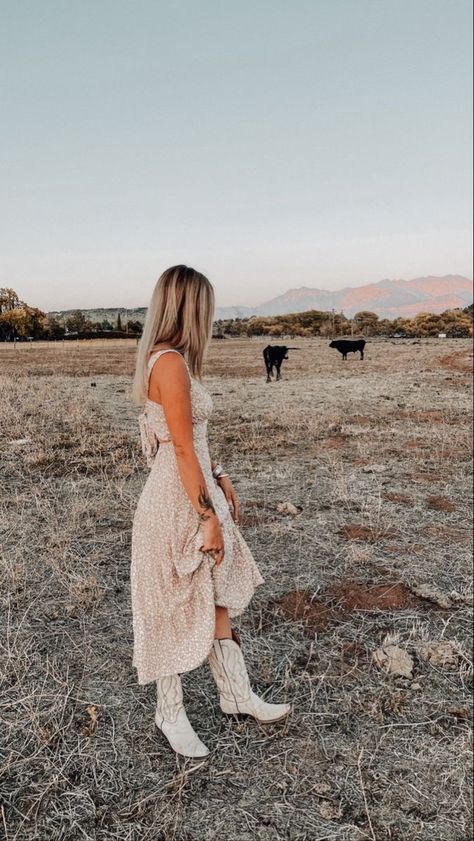 Out West Photoshoot, Vineyard Tour Outfit, Cute Country Outfits Dresses, Slightly Country Outfits, Cute Country Instagram Pictures, Feminine Country Aesthetic, Classy Country Aesthetic, Country Dress Aesthetic, Country Sundress Outfit