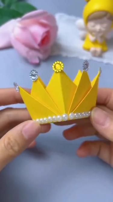 Hadiah Diy, Kraf Kertas, Paper Crown, Instruções Origami, Easy Paper Crafts Diy, Handmade Paper Crafts, Paper Craft Diy Projects, Paper Flowers Craft, Diy Crafts Paper Flowers