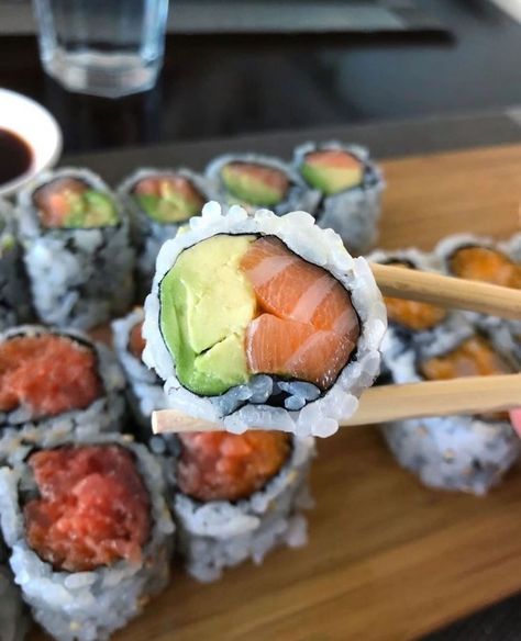 Salmon Avocado Sushi, Sushi Pictures, Avocado Sushi, Avocado Roll, Salmon Roll, Salmon Avocado, Yummy Comfort Food, Think Food, Food Goals