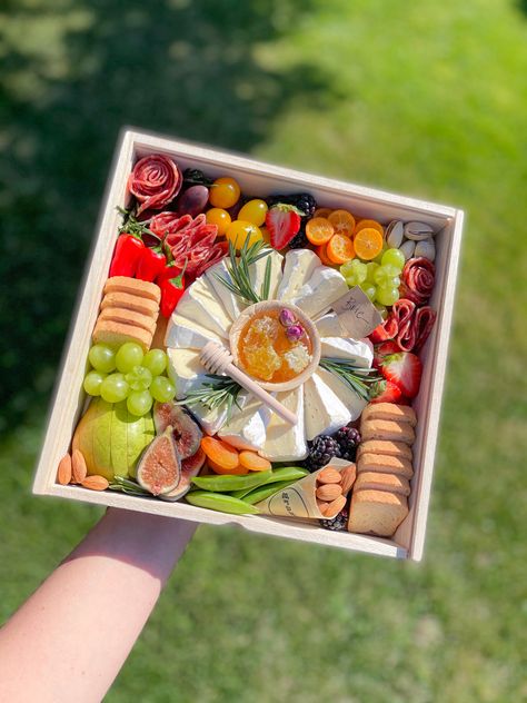 Wooden Grazing Board, Christmas Charcuterie Gift Boxes, Charcuterie Box With Wine Bottle, Charcuterie Gift Box Ideas, Charcuterie Business Ideas, Cheese Box Ideas, Cheese Box Gift, Cheese Board Gift Ideas, Graze Box Ideas