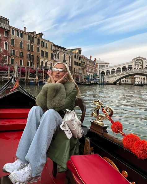 Cute Photos To Recreate, Venice Outfit, Photos To Recreate, Sofia Coelho, Cambridge Satchel Company, Venice Italy, Looks Style, Cute Photos, Travel Outfit