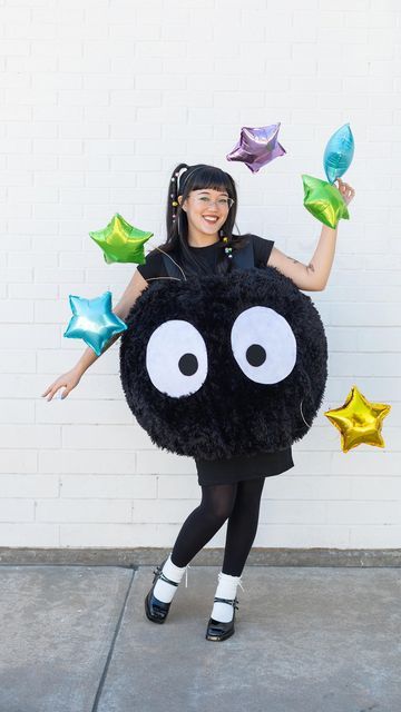 Sam Ushiro on Instagram: "I made this last year for my personal costume, but it quickly became my most requested costume for a tutorial, and I wanted to show you all how to make a soot sprite from Spirited Away and Totoro this year! ⚫️⭐️💫 It’s actually one of my simpler constructions; you can hide any papier-mâché imperfections with the black fur! The eyes are black and white felt hot glued on, and for the stars (Konpeitō candy) I used 12 gauge wire and mini star balloons ☺️ Pleaseee someone get your whole group of friends to do this!!!  #halloween2024 #diyhalloweencostume #diycostume #ghibli #ghiblicosplay #spiritedaway #sootsprites #myneighbourtotoro" Soot Sprite Costume, Galaxy Crafts, Spirit Costume, Star Balloons, My Neighbour Totoro, Felt Eyes, Soot Sprite, Halloween Post, Last Halloween