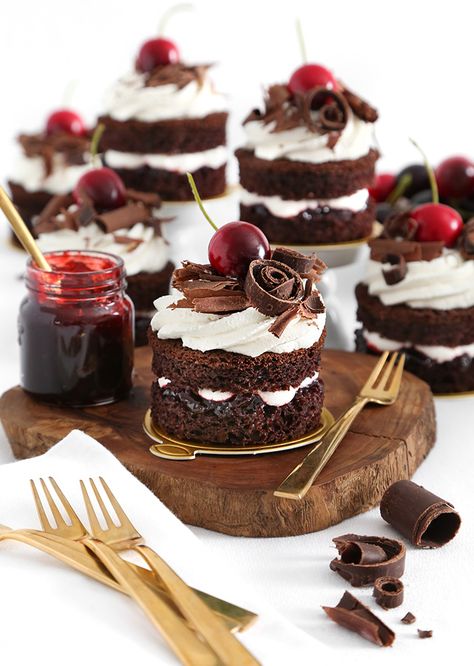 Black Forest Cake Mini, Individual Black Forest Cake, Mini Chocolate Cakes Ideas, Black Forest Mini Cakes, Mini Black Forest Cake Recipe, Mini Black Forest Cake, Cherry Cakes, Dessert For A Crowd, German Party