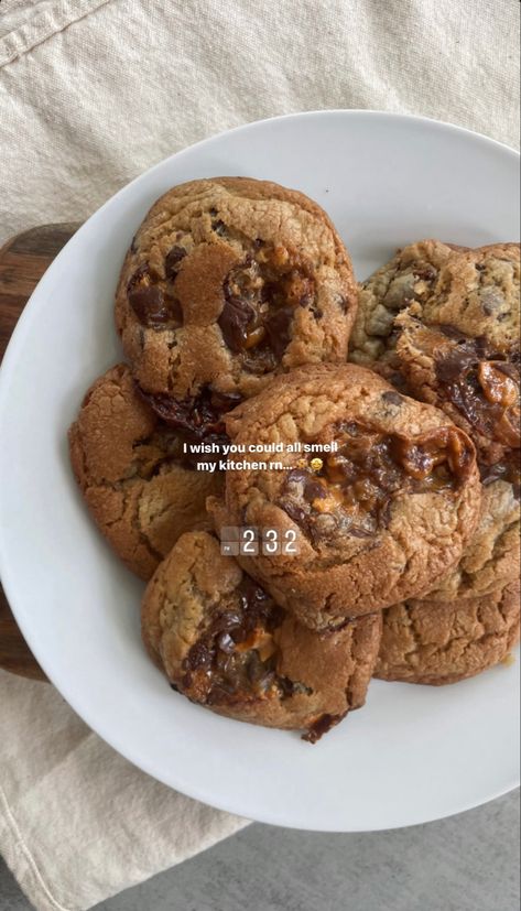 cookie aesthetic Aesthetic Cookies Pictures, Cookies Snapchat Story, Cookies Captions Instagram, Baking Pictures Aesthetic, Cookies Caption, Baking Instagram Story Ideas, Baking Snap, Aesthetic Baking Photos, Cookies Instagram Story