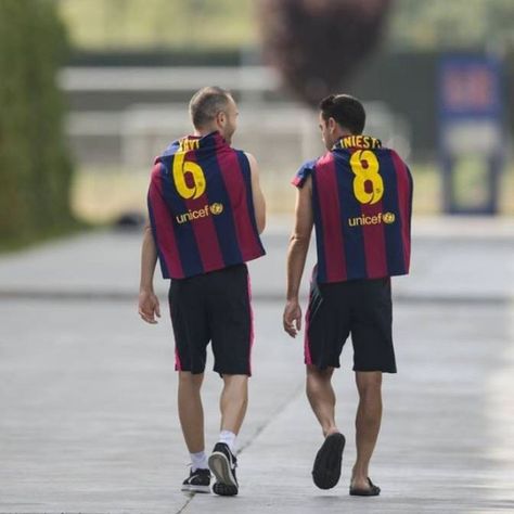 Xavi and iniesta Xavi Iniesta, Football Fever, Xavi Hernandez, Soccer Inspiration, Barcelona Team, Soccer Life, Football Is Life, Sports Aesthetic, Football Photos