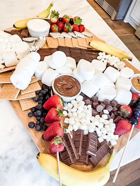 Bachelorette Smores, Smores Platter Ideas, Smores Platter, Smores Charcuterie, Smores Charcuterie Board, Smores Board, Smores Hot Chocolate, Aesthetic Sweets, Chocolate Board