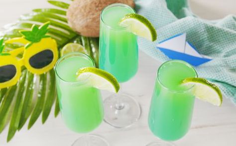 Best Mermaid Mimosas Recipe - How To Make Mermaid Mimosas Mimosa Recipe, Brunch Cocktails, Sangria Recipes, Champagne Cocktail, Pretty Drinks, Alcohol Drink Recipes, Drink Ideas, Alcohol Recipes, Summer Cocktails