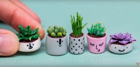 Miniature Succulents in Smiling Planters – Polymer Clay Cute Succulent Pots, Succulent Painting, Tiny Stuff, Clay Fairy, Acrylic Tutorials, Painted Clay Pots, Succulent Art, Tiny Plants, Cute Polymer Clay