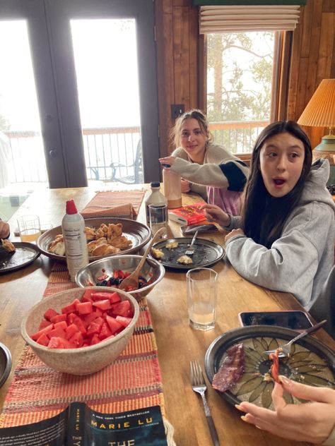 Morning With Friends Aesthetic, Cabin Aesthetic With Friends, Cabin Breakfast Aesthetic, Cabin Weekend With Friends, Winter Trip With Friends, Things To Do At A Cabin With Friends, Birthday In The Mountains, Colorado Girls Trip Aesthetic, Friend Cabin Trip