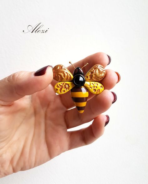 Creating Bee Brooch from Polymer Clay – tutorial for beginners and professionals Polymer Clay Bee Tutorials, Polymer Clay Brooch Ideas, Clay Bees, Bee Clay, Clay Diys, Polymer Clay Brooch, Bee Brooch, Clay Ornaments, Clay Art Projects