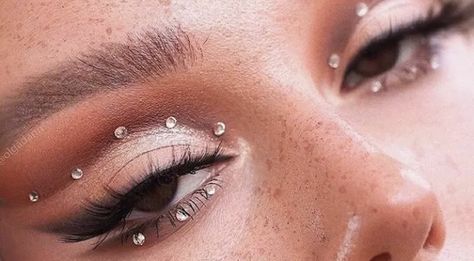 Eye Make Up Ideas, Makeup Glitter Eyeshadow, Eye Makeup Glitter, Gem Makeup, Eye Makeup Images, Rhinestone Makeup, Make Up Ideas, Makeup Glitter, Formal Makeup