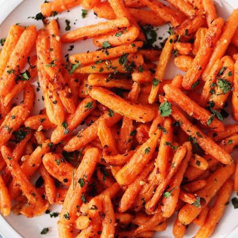 Garlic Parmesan Oven Roasted Baby Carrots Recipe - Simply Happenings Baby Carrots Recipe, Carrots In Oven, Garlic Carrots, Roasted Baby Carrots, Baby Carrot Recipes, Roasted Carrots Recipe, Carrots Recipe, Carrot Recipes, Roasted Carrots