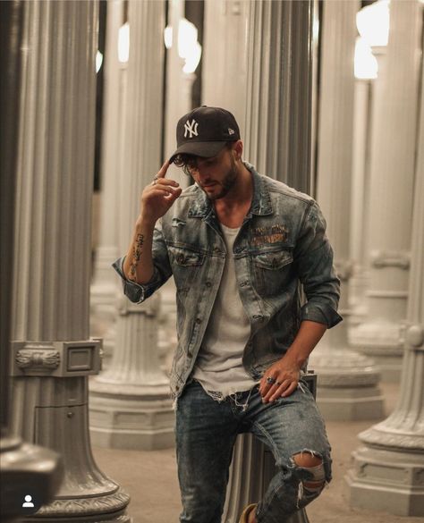 Jean Jacket Outfit, Street Style Summer Outfits, Older Mens Fashion, Celebrity Casual Outfits, Mens Photoshoot Poses, Suits Men Business, Jean Jacket Outfits, Dapper Gentleman, Rock Outfits